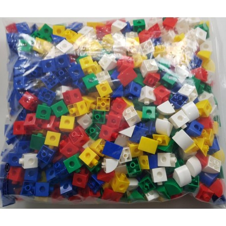 Lot de 680 cubes et prismes à connecter Lot de 680 cubes et prismes à connecter