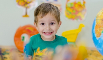 A la maison avec les enfants: des centaines de jeux pour travailler avec plaisir